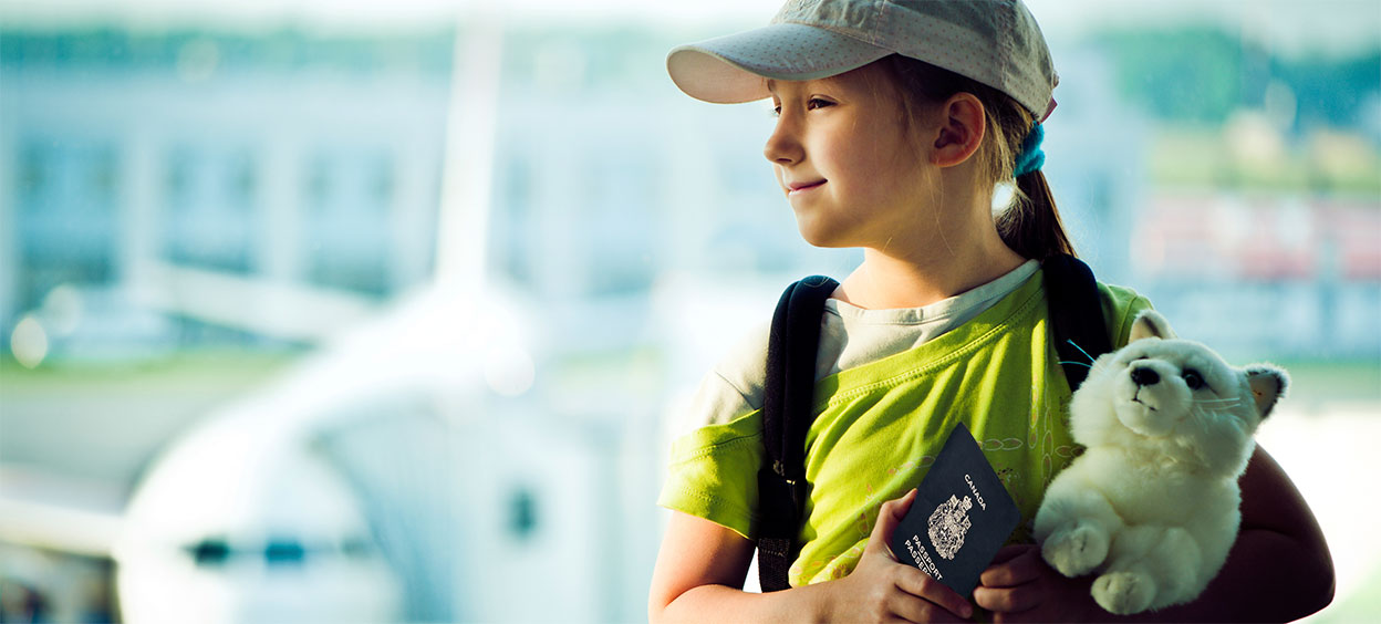 Enfant voyageant seule à l'aéroport